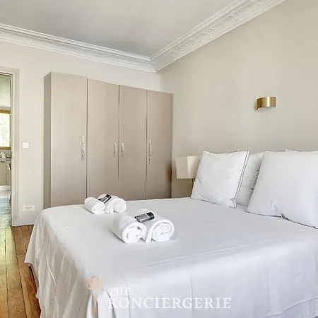 Refined & Cozy In Apartment *